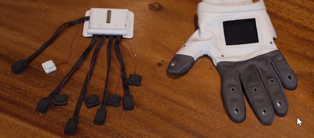 metagloves-pro-haptic-installing-electronics_01.jpg