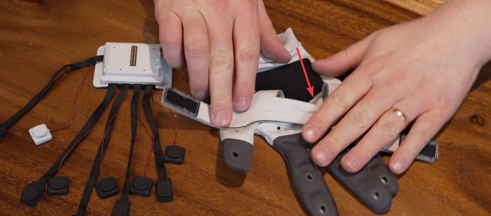 metagloves-pro-haptic-installing-electronics_02.jpg