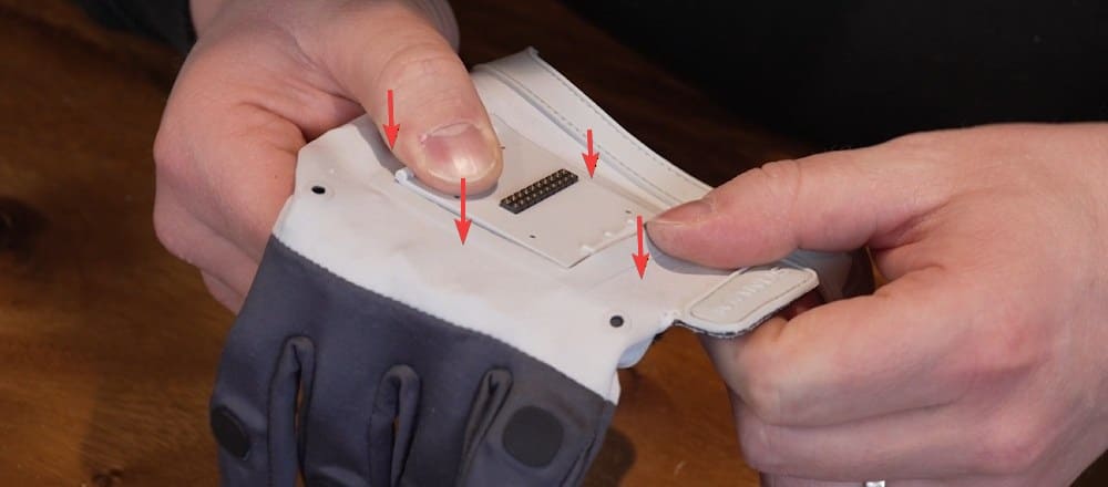 metagloves-pro-haptic-installing-electronics_08.jpg