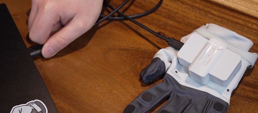 metagloves-pro-haptic-charging-from-computer_01.jpg