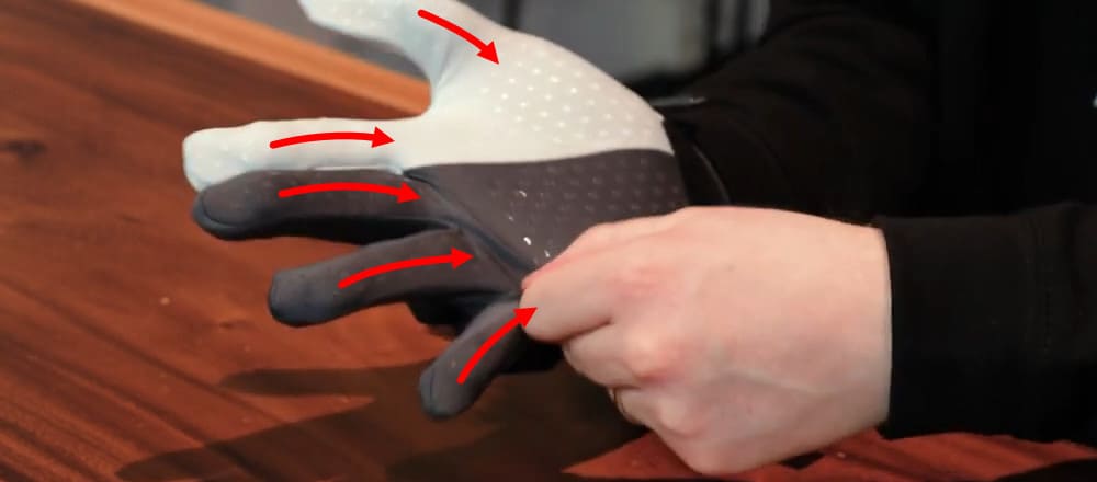 1783908746137152.jpg putting-on-glove_03.jpg