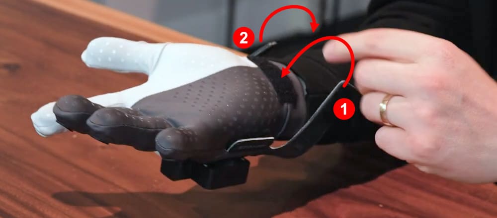 1783908758709918.jpg putting-on-glove_05.jpg