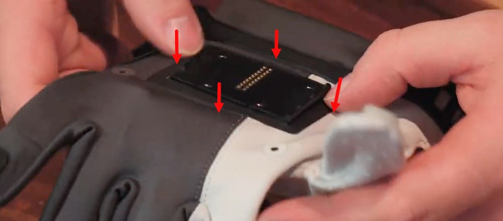 metagloves-pro-installing-electronics_09.jpg